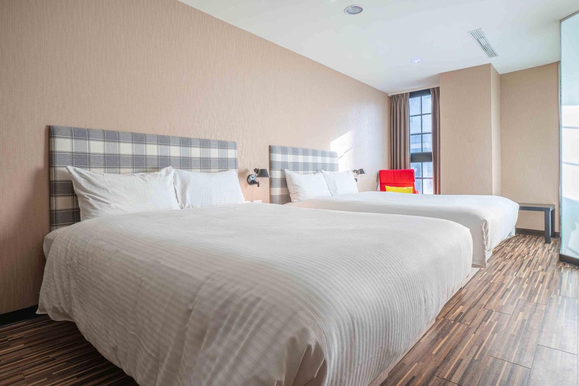 Check Inn Taichung Ziyou Екстериор снимка