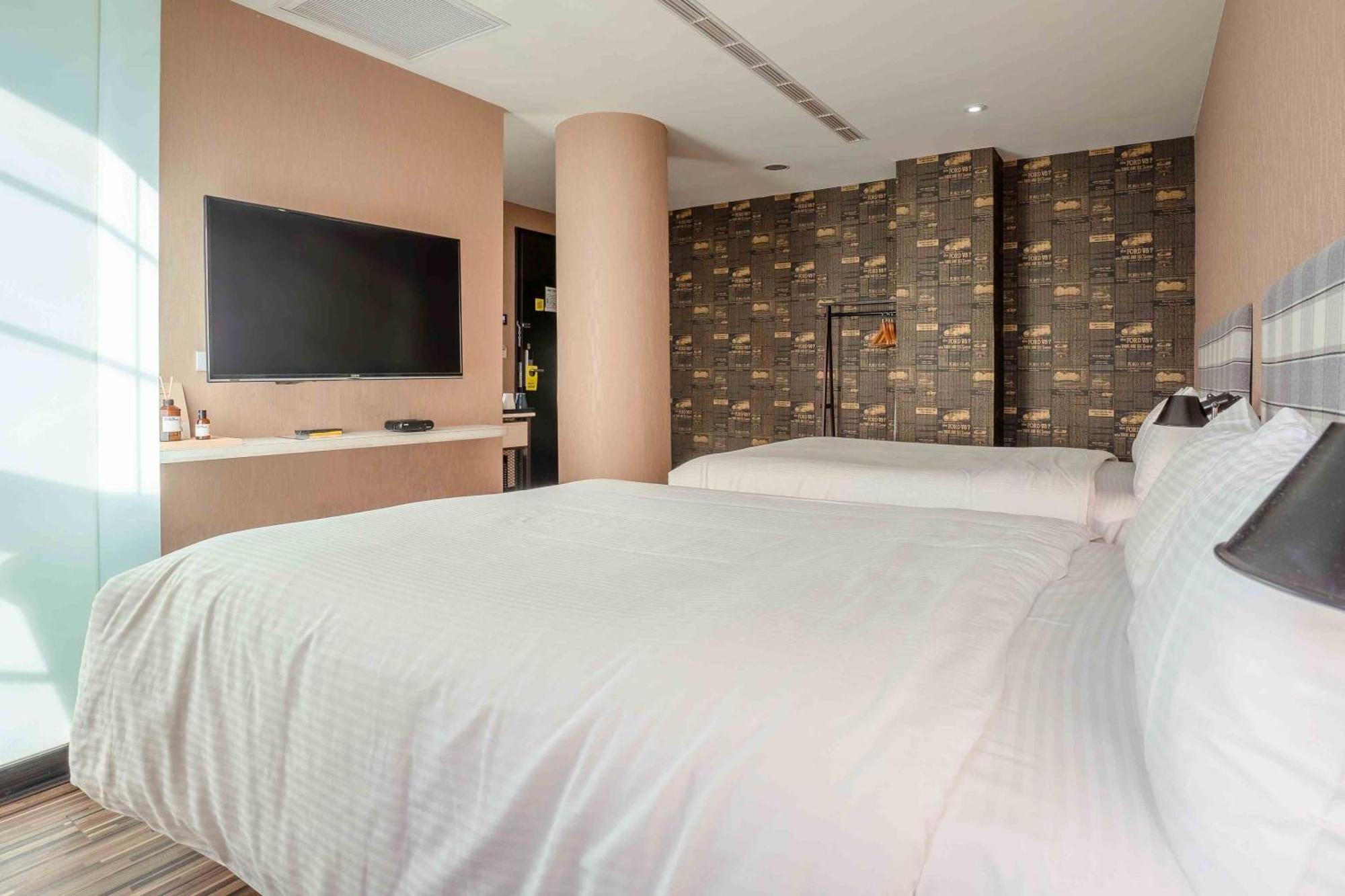 Check Inn Taichung Ziyou Екстериор снимка