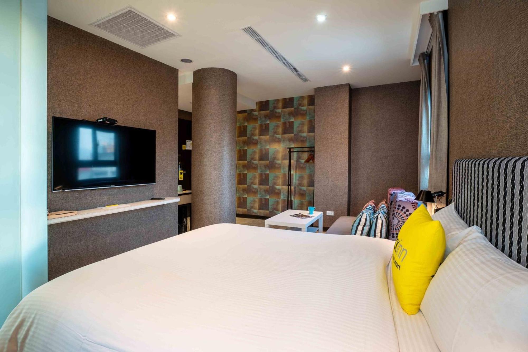 Check Inn Taichung Ziyou Екстериор снимка