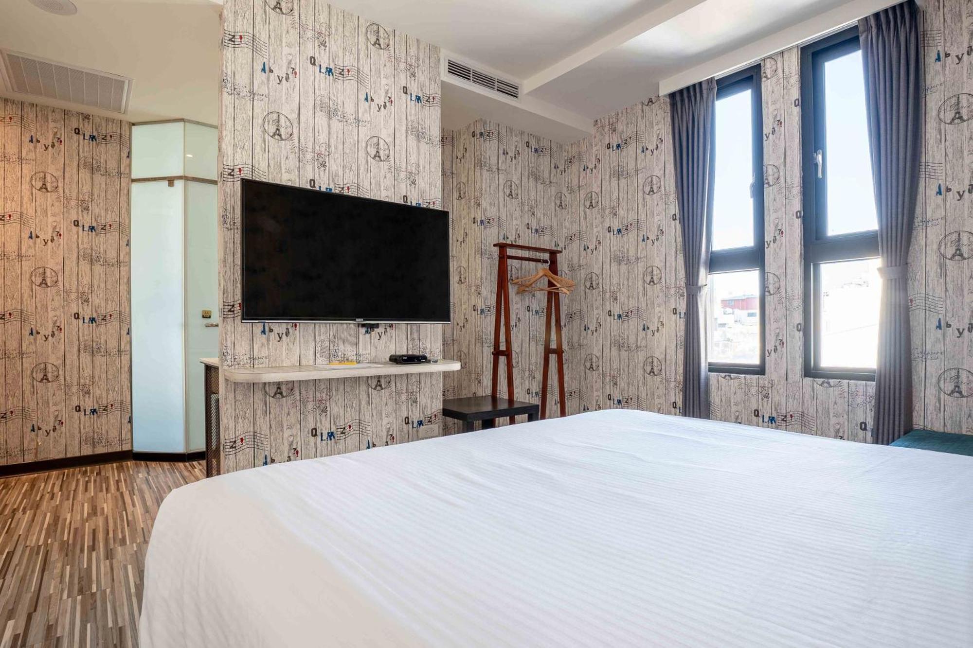 Check Inn Taichung Ziyou Екстериор снимка