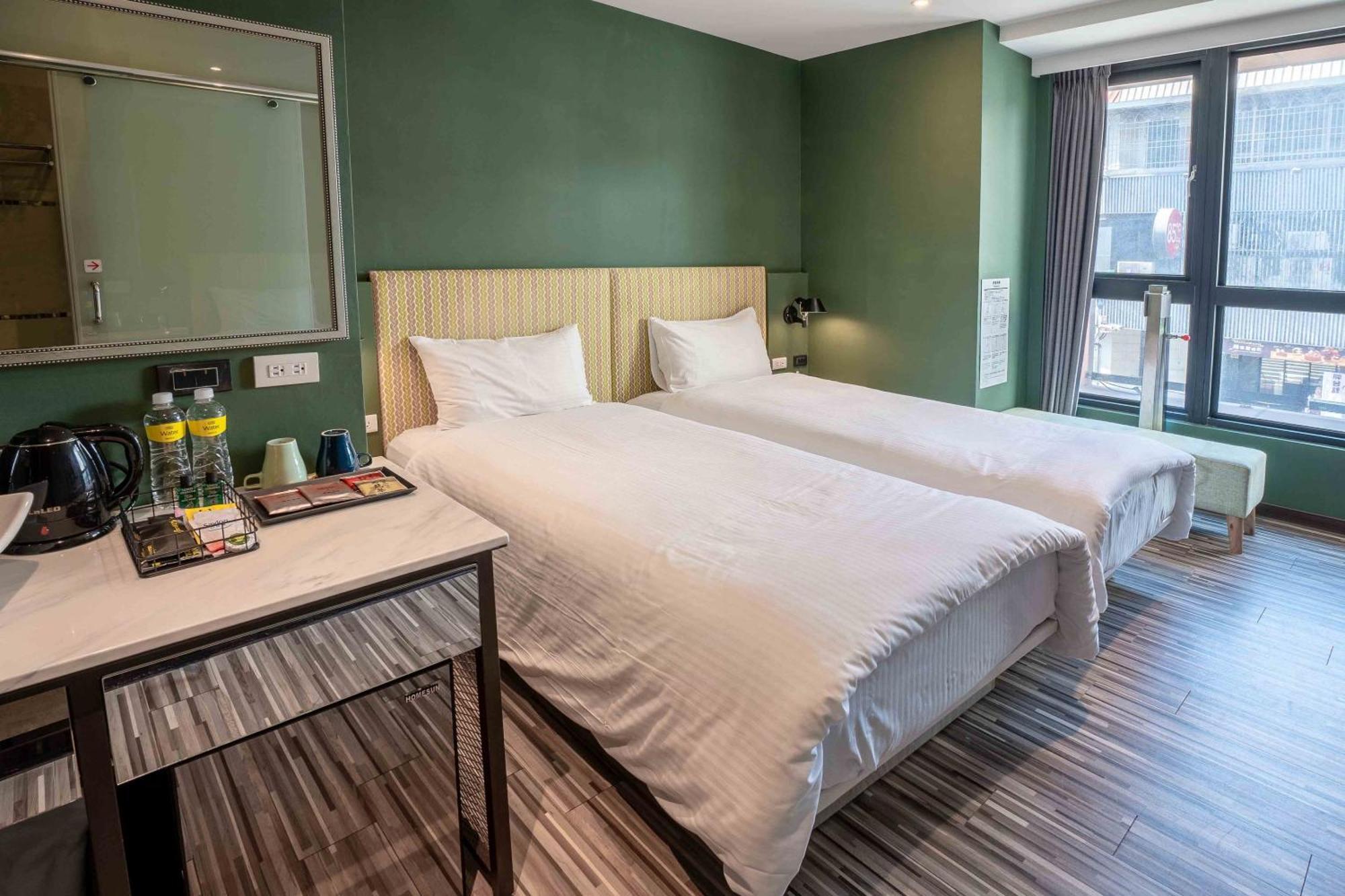 Check Inn Taichung Ziyou Екстериор снимка