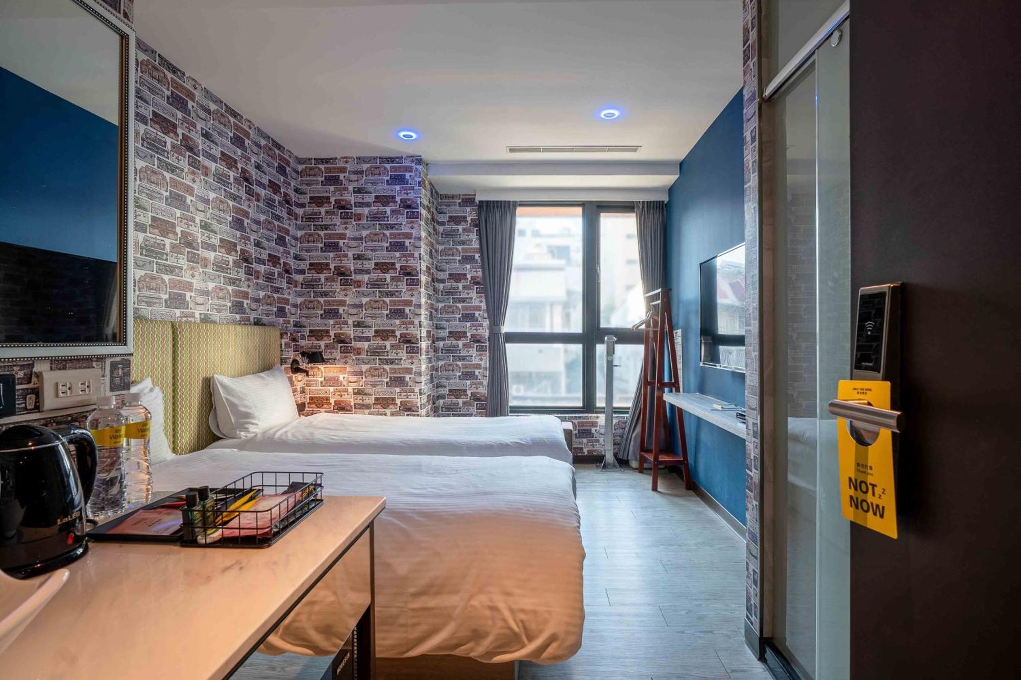 Check Inn Taichung Ziyou Екстериор снимка