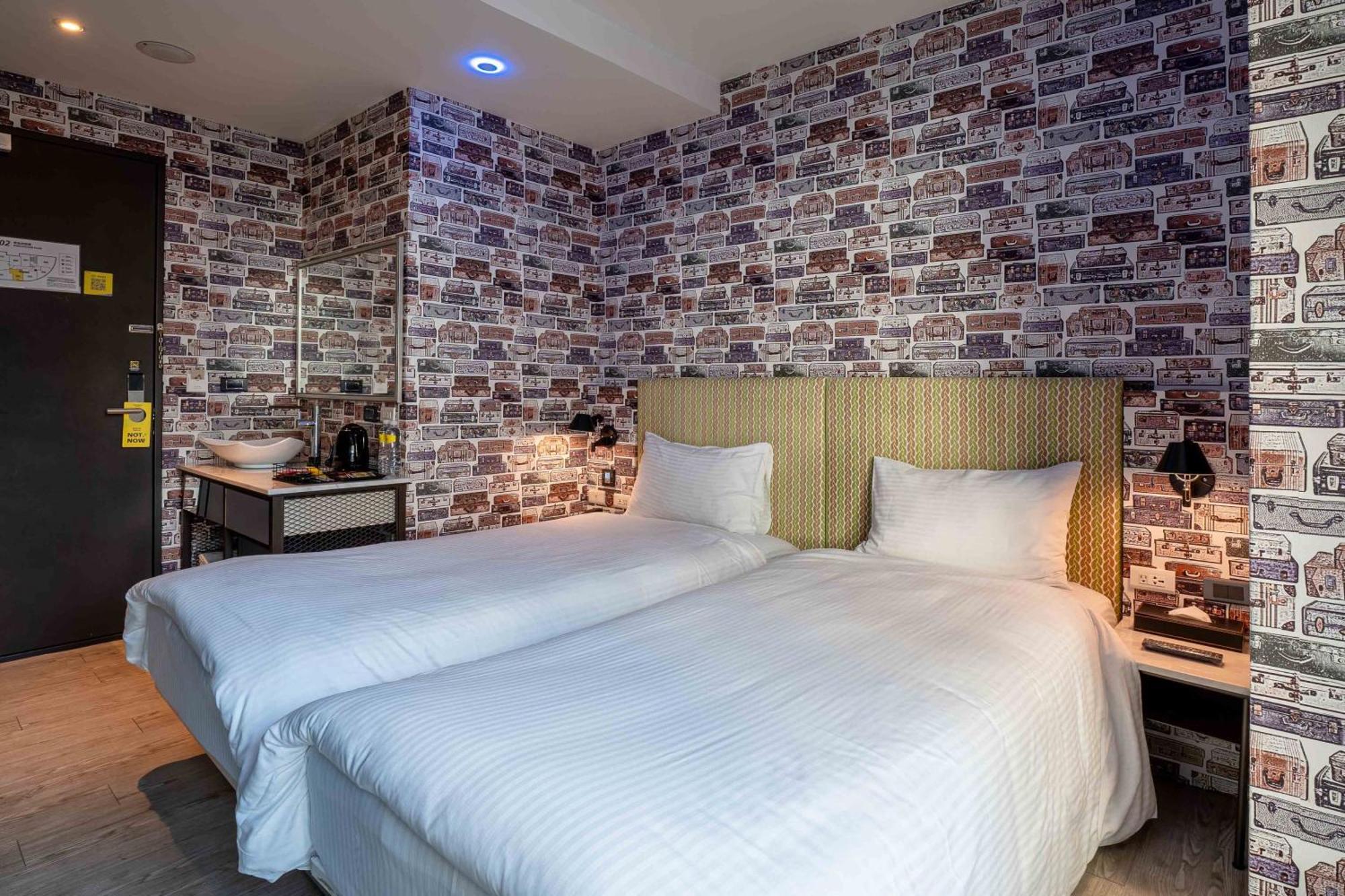 Check Inn Taichung Ziyou Екстериор снимка