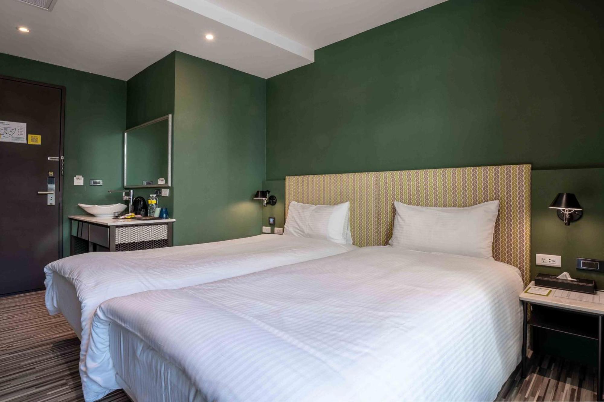 Check Inn Taichung Ziyou Екстериор снимка