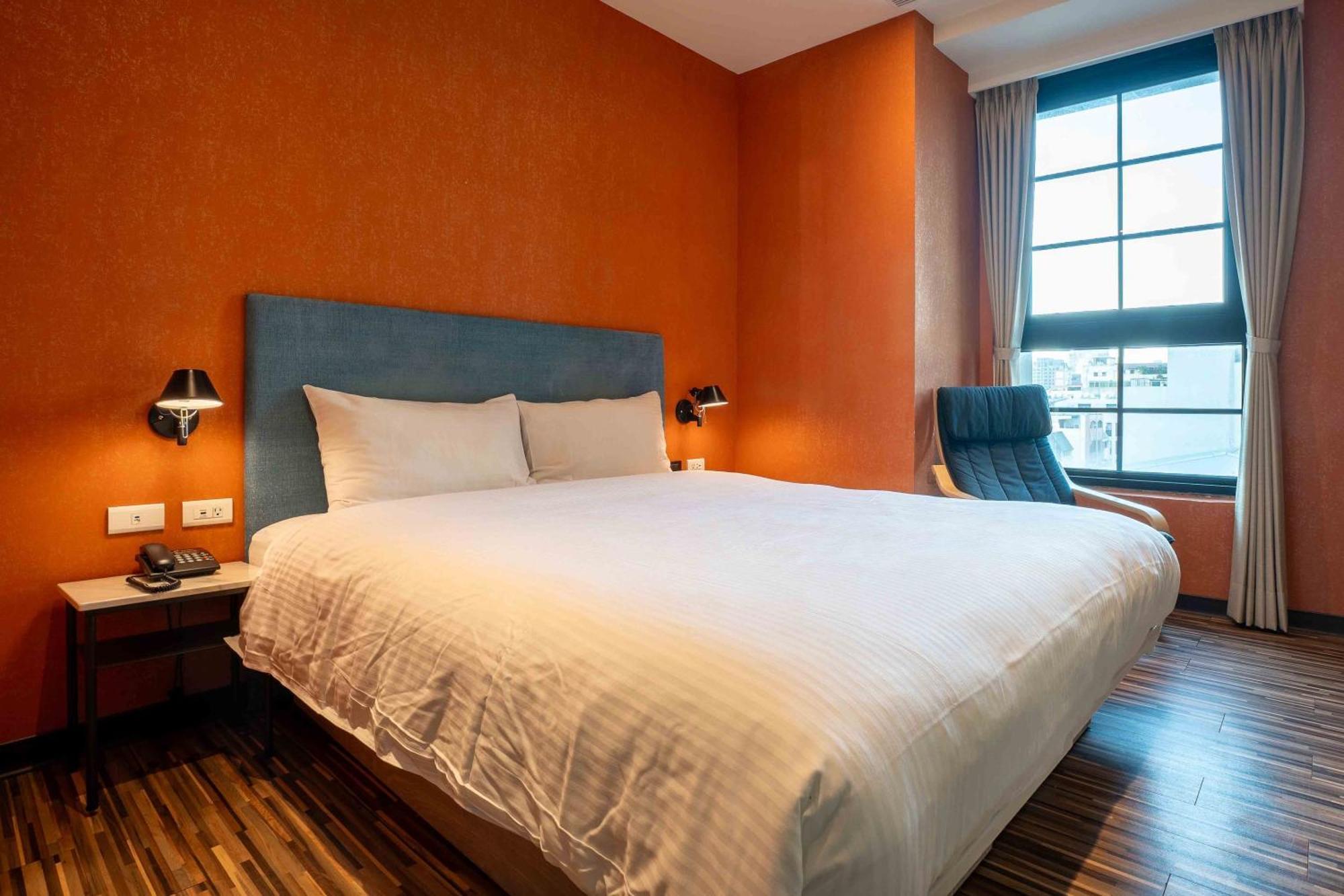 Check Inn Taichung Ziyou Екстериор снимка