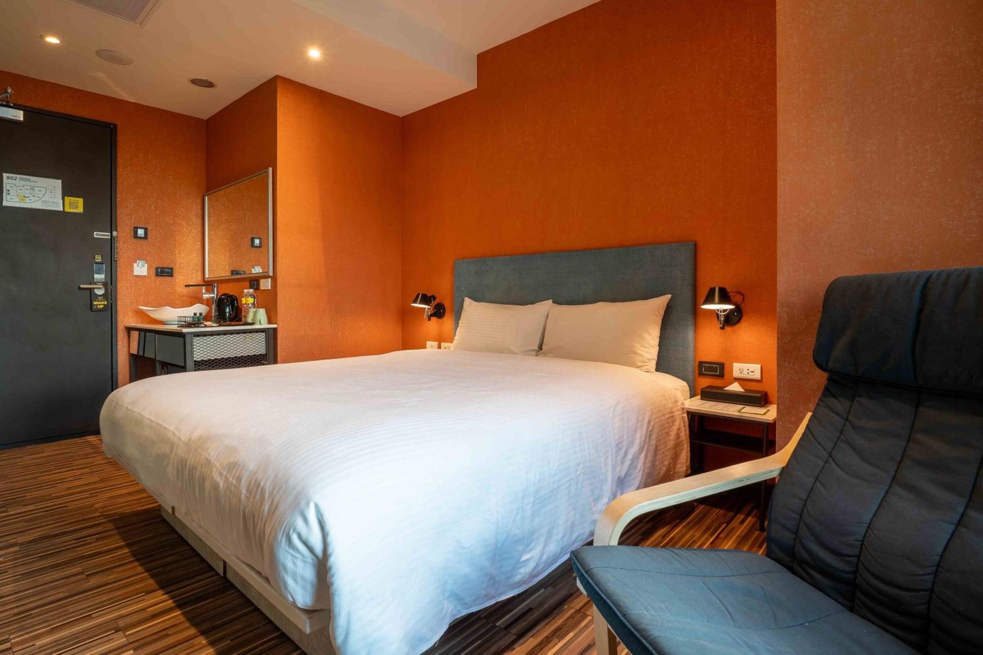 Check Inn Taichung Ziyou Екстериор снимка