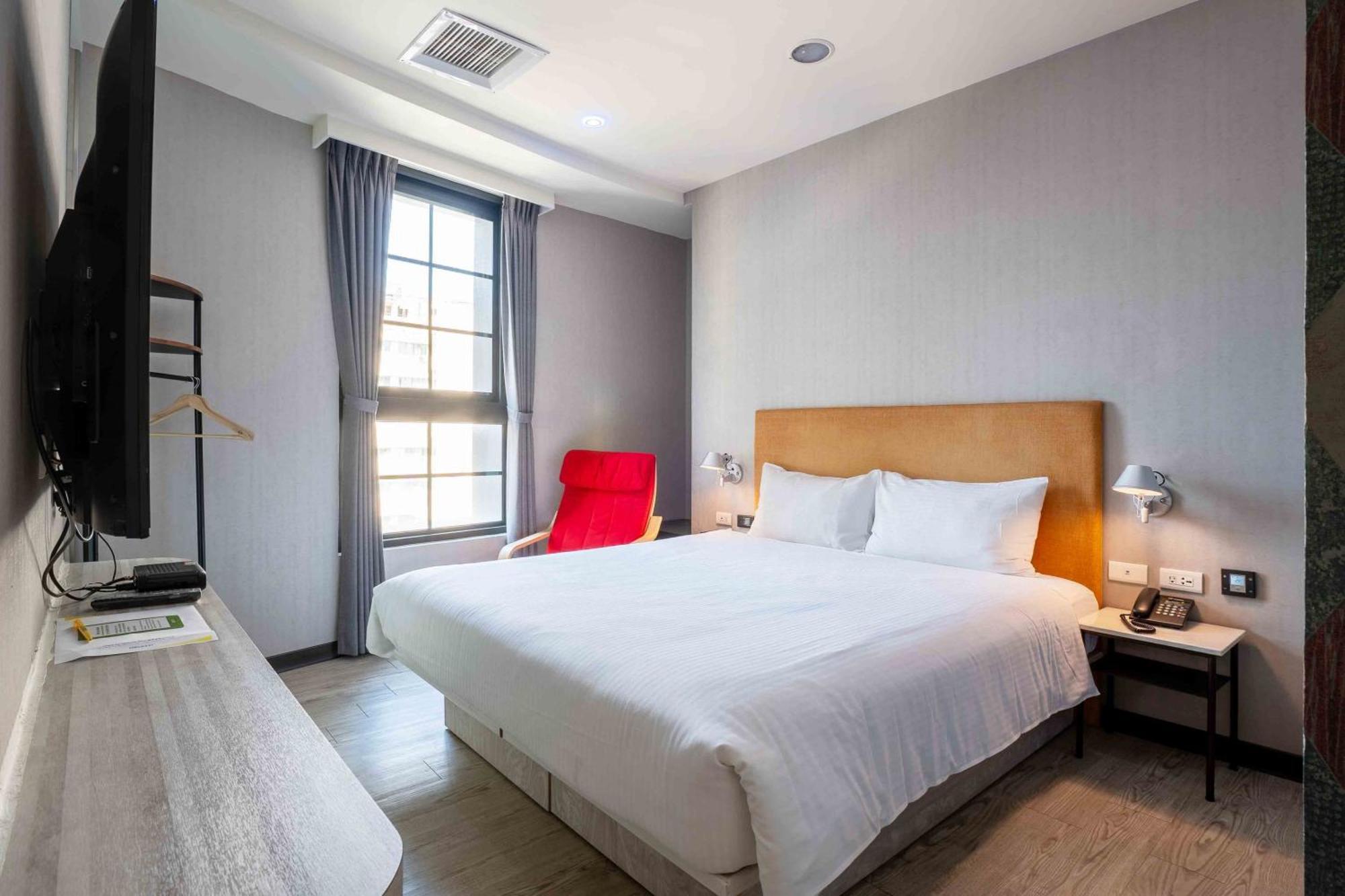 Check Inn Taichung Ziyou Екстериор снимка