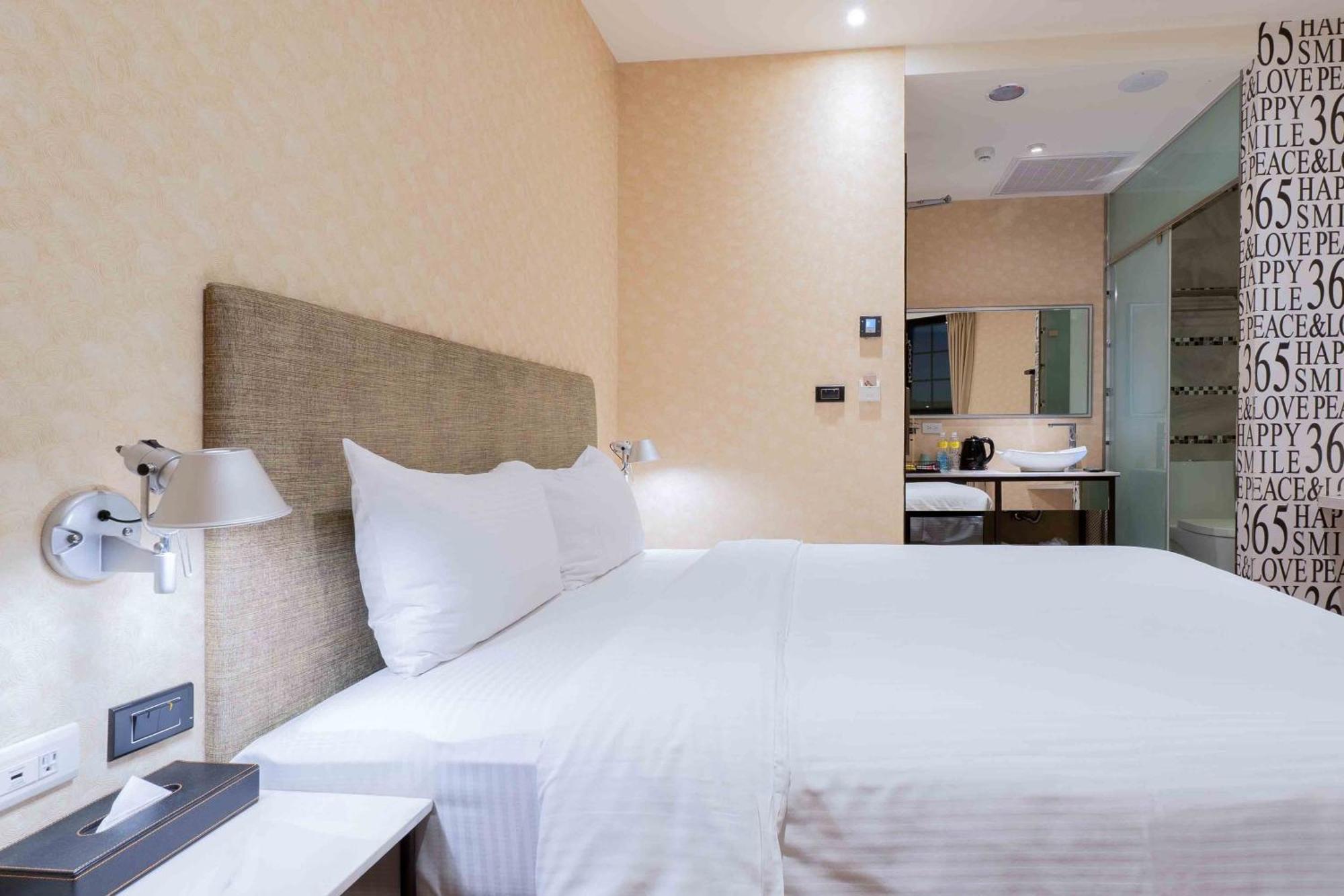 Check Inn Taichung Ziyou Екстериор снимка