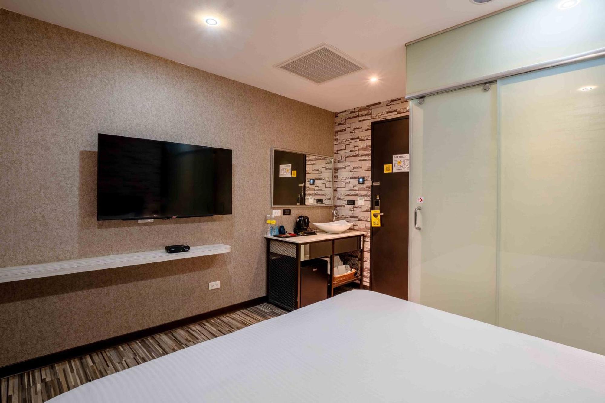Check Inn Taichung Ziyou Екстериор снимка