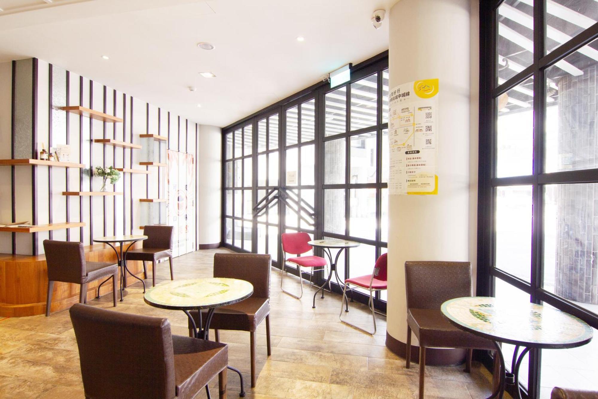 Check Inn Taichung Ziyou Екстериор снимка