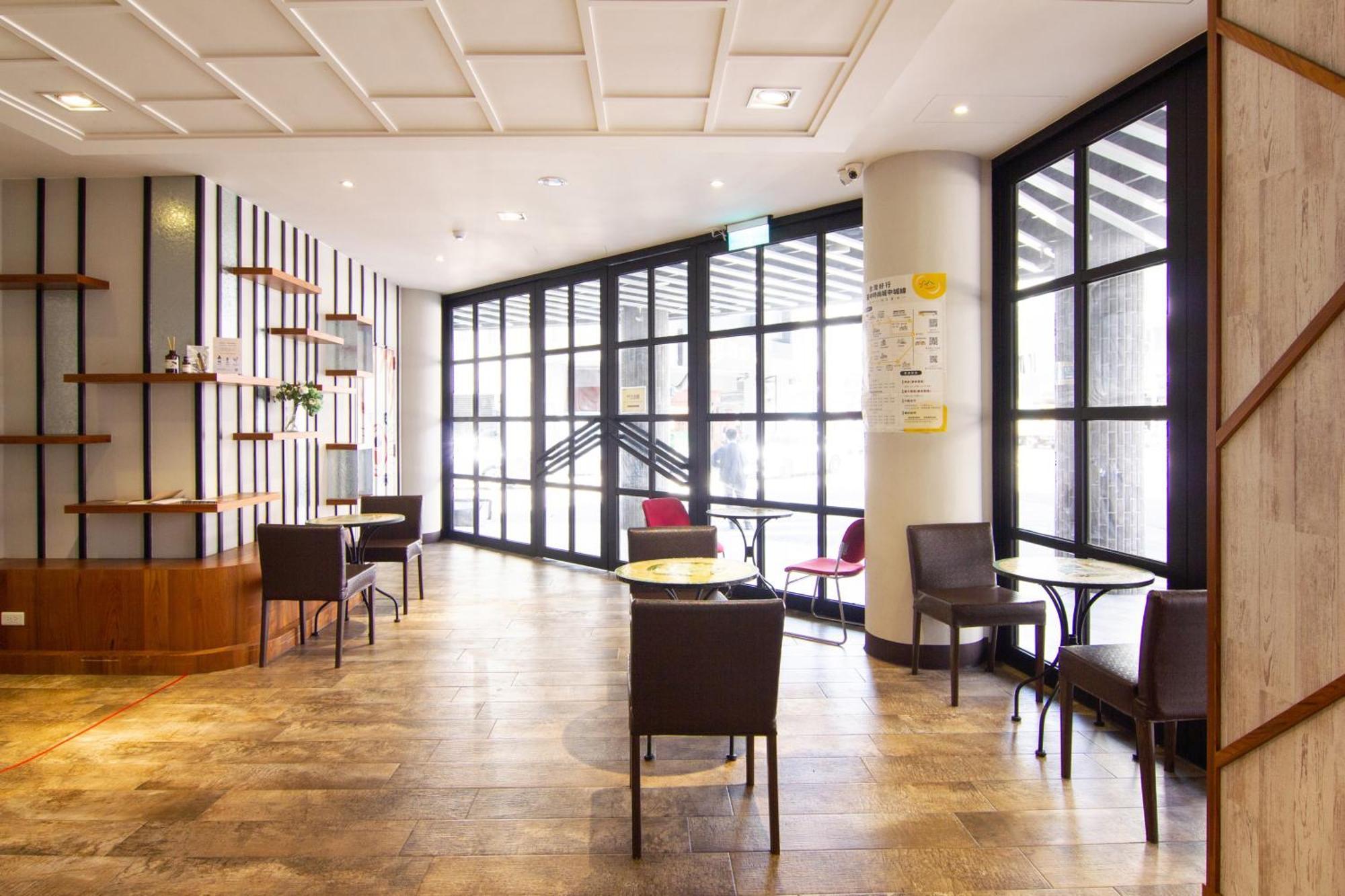 Check Inn Taichung Ziyou Екстериор снимка