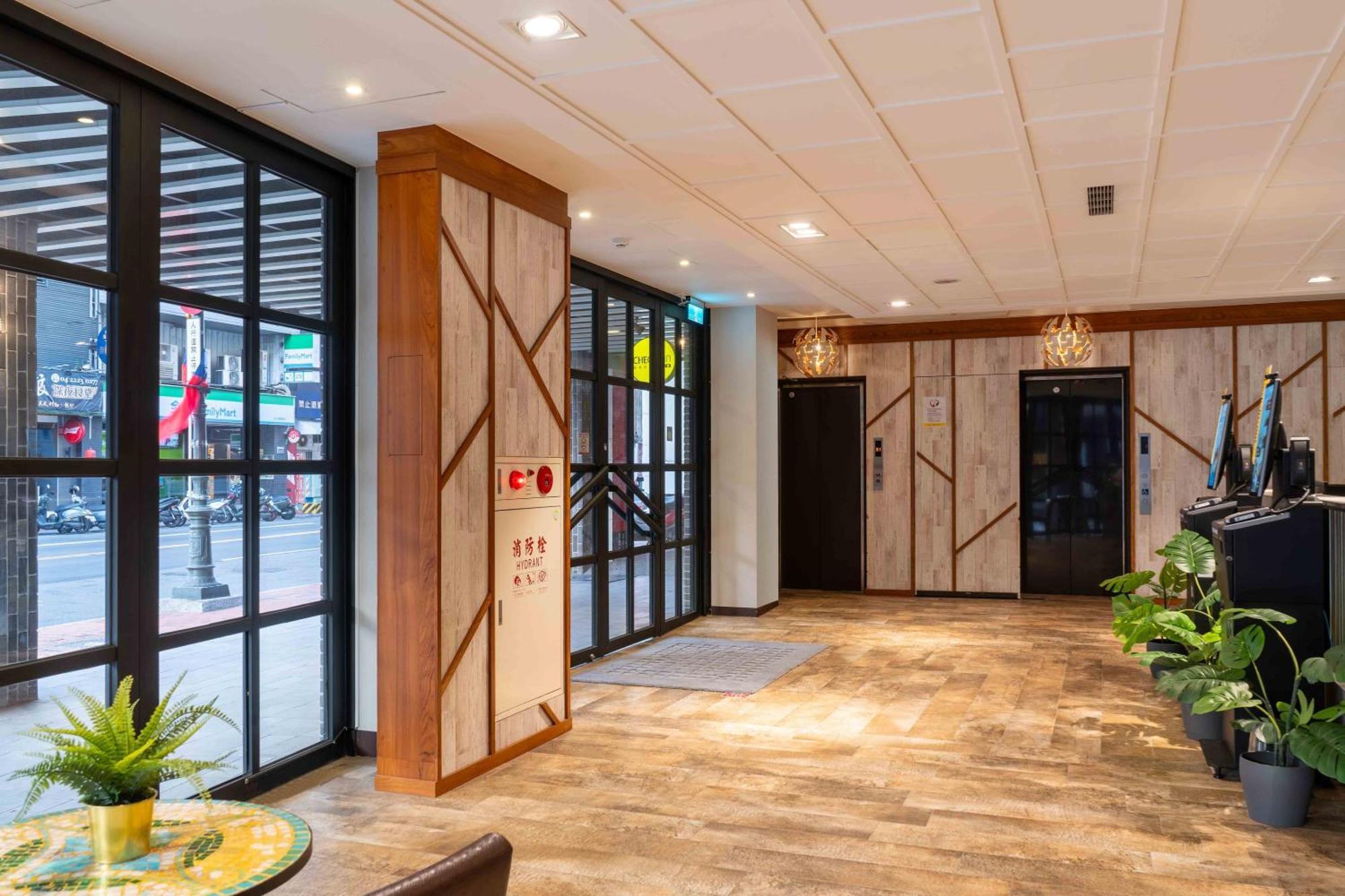 Check Inn Taichung Ziyou Екстериор снимка