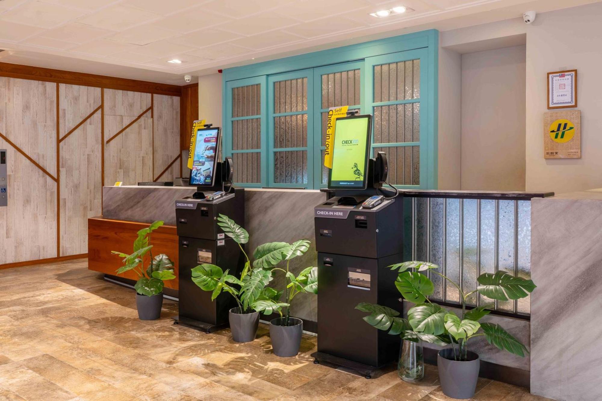Check Inn Taichung Ziyou Екстериор снимка